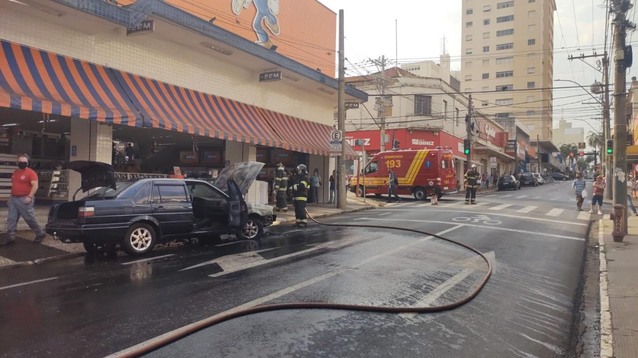 Foto 4 de 7 — Carro pega fogo no Centro de Araraquara e mobiliza Corpo de Bombeiros